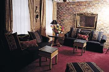 Quarter House - Typical suite