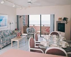 Lighthouse Cove Resort - living room/dining room