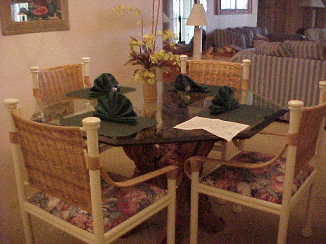 Kona Coast Resort - Unit Dining Area