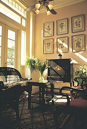 Nob Hill Inn - Unit Living Area