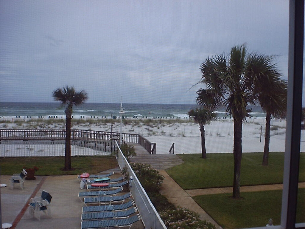 Holiday Beach Resort  - Boardwalk to Beach