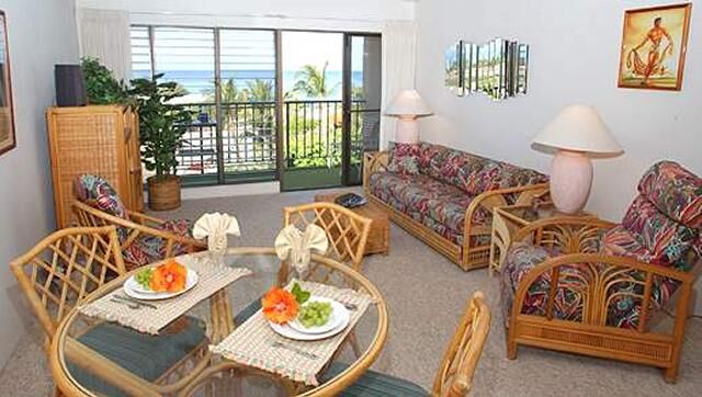 Kihei Akahi - Unit Living & Dining Area