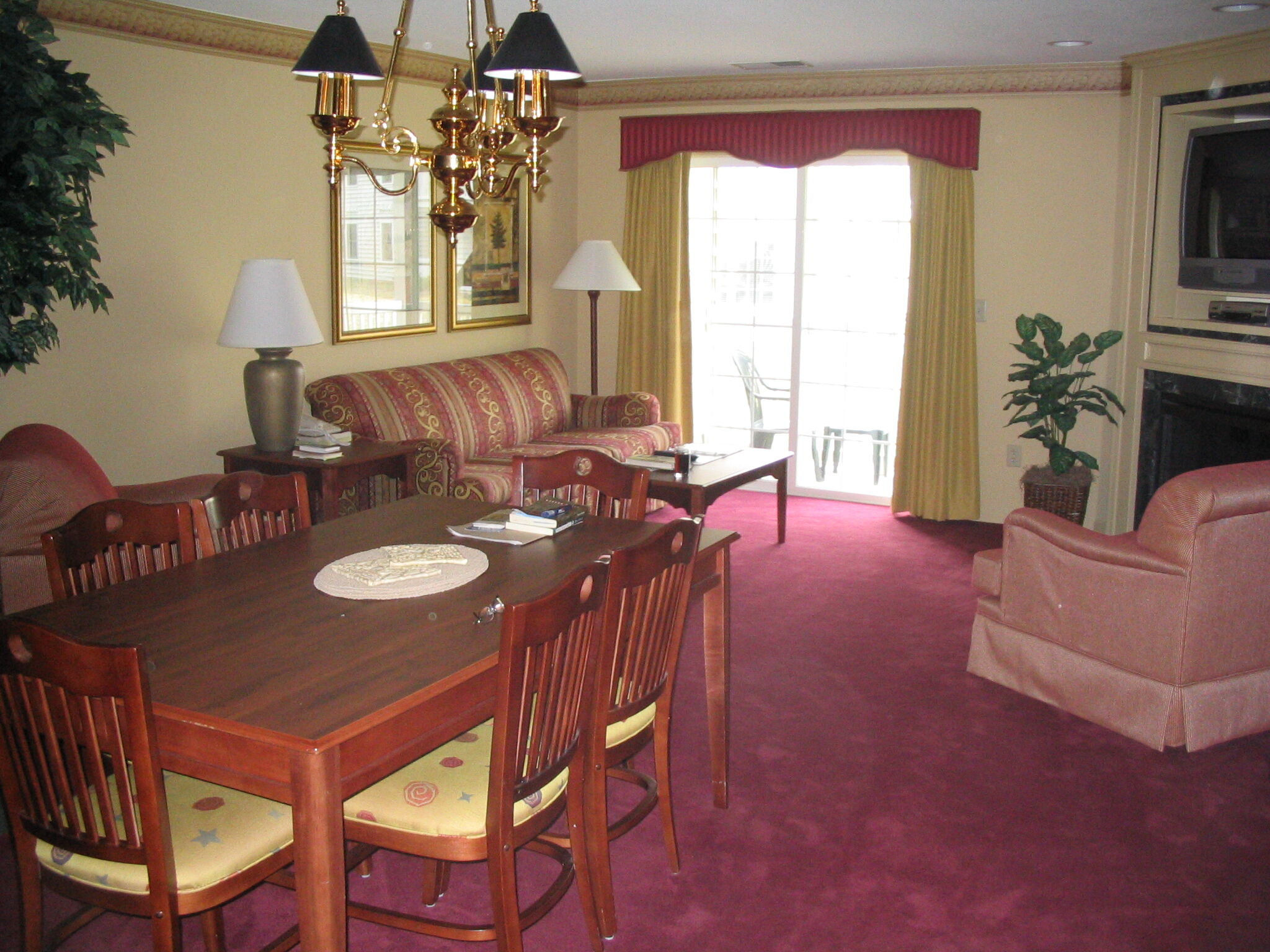 Williamsburg Plantation - unit living and dining area