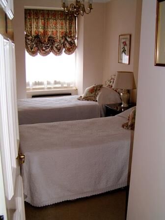 The Sloane Gardens Club - Unit Guest Bedroom
