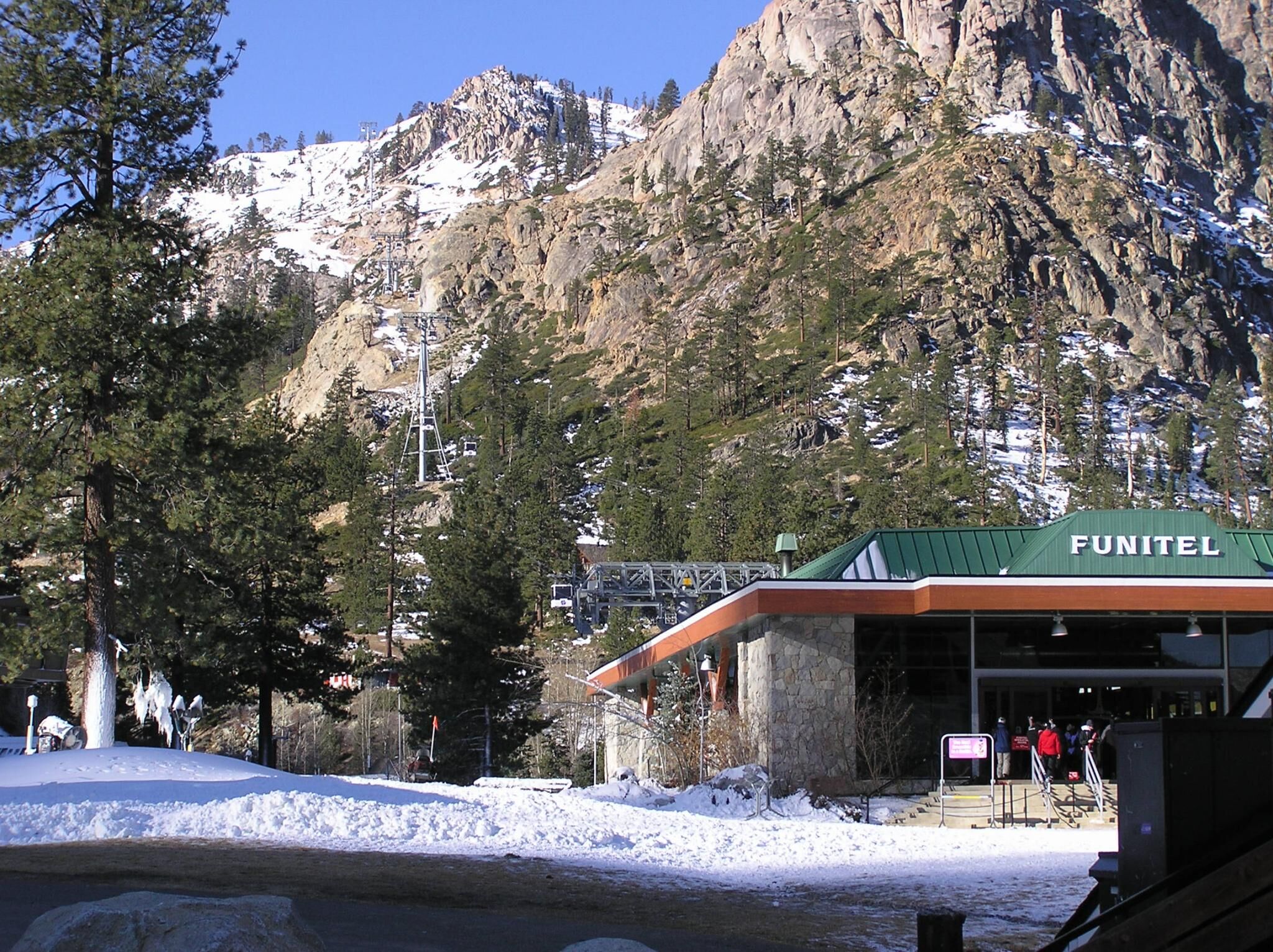 Red Wolf Lodge at Squaw Valley - gondola