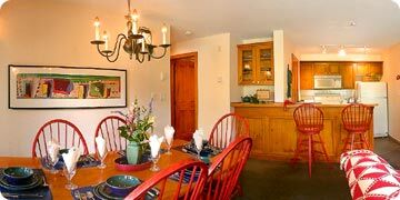 Club Intrawest - Blackcomb - Unit Kitchen & Dining Area