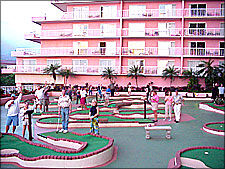 Ka'anapali Beach Club - roof-top miniature golf