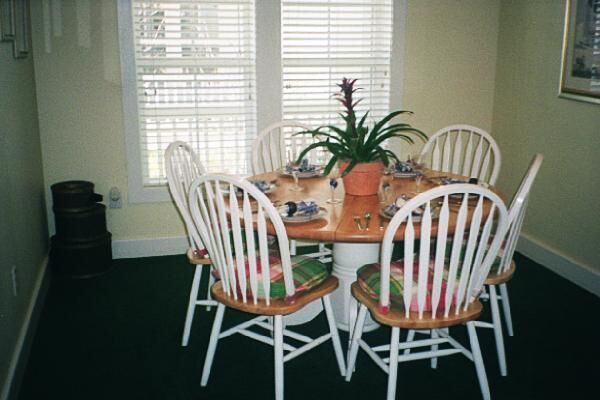 The Cottages at King's Creek Plantation - Unit Dining Area