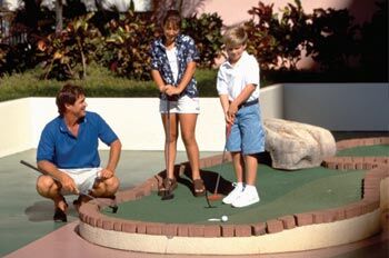 Ka'anapali Beach Club - roof-top miniature golf