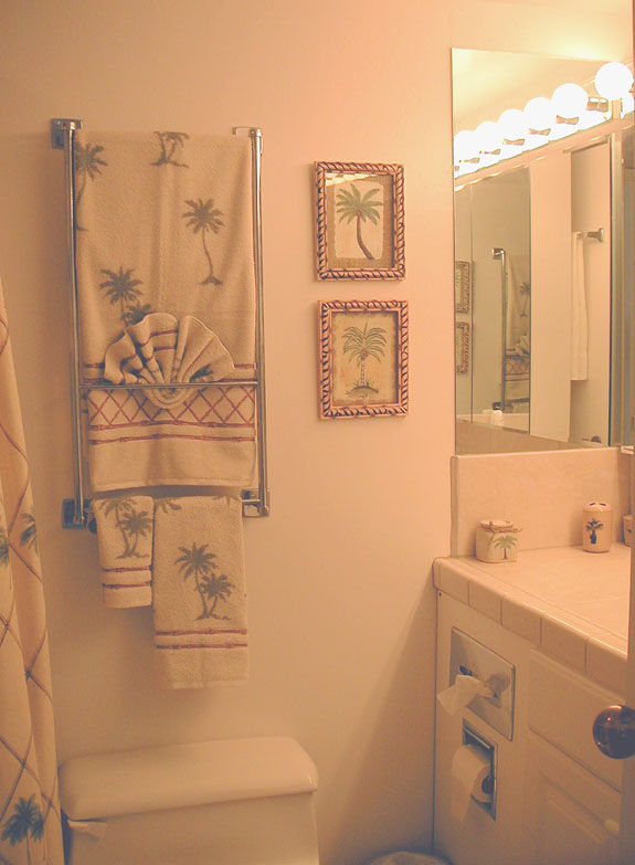Hawaiian Princess at Makaha Beach - Unit Bathroom