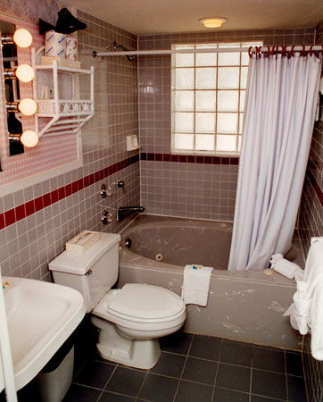 Plantation Island - Bathroom