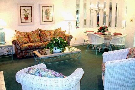 Links Golf and Racquet Club - unit living and dining areas