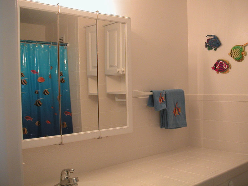 Hawaiian Princess at Makaha Beach - Unit Bathroom