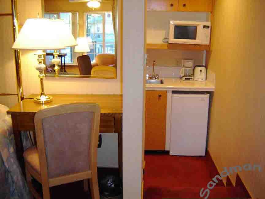 Americana Village - Unit Kitchenette