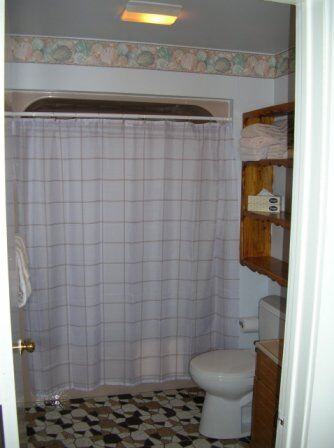 Neptune House - Unit Bathroom