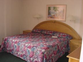 Lighthouse Cove Resort - bedroom