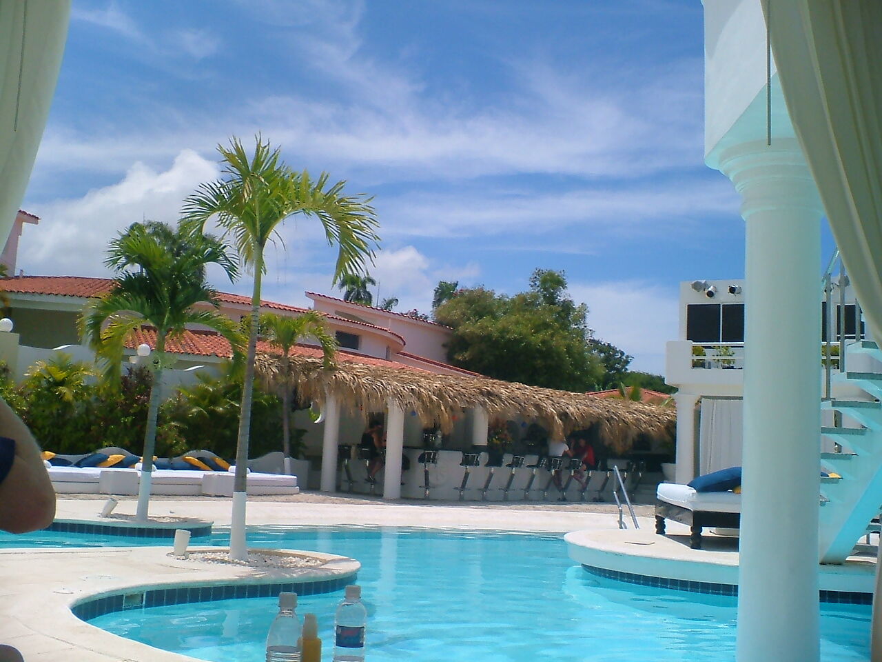 Lifestyle Crown Villas - pool and bar
