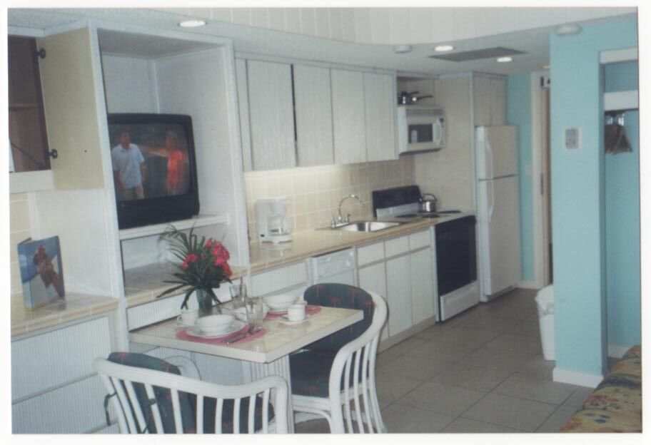 Flamingo Beach Resort - unit kitchen