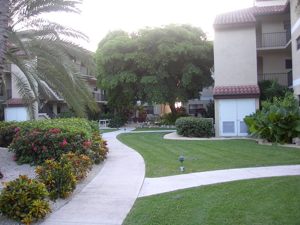 Plantation Village Beach Resort - Grounds