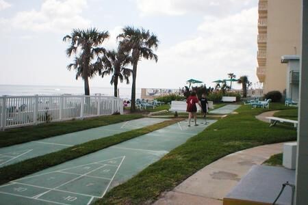 Plantation Island - Shuffleboard