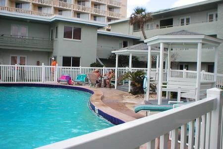 Plantation Island - Courtyard Pool