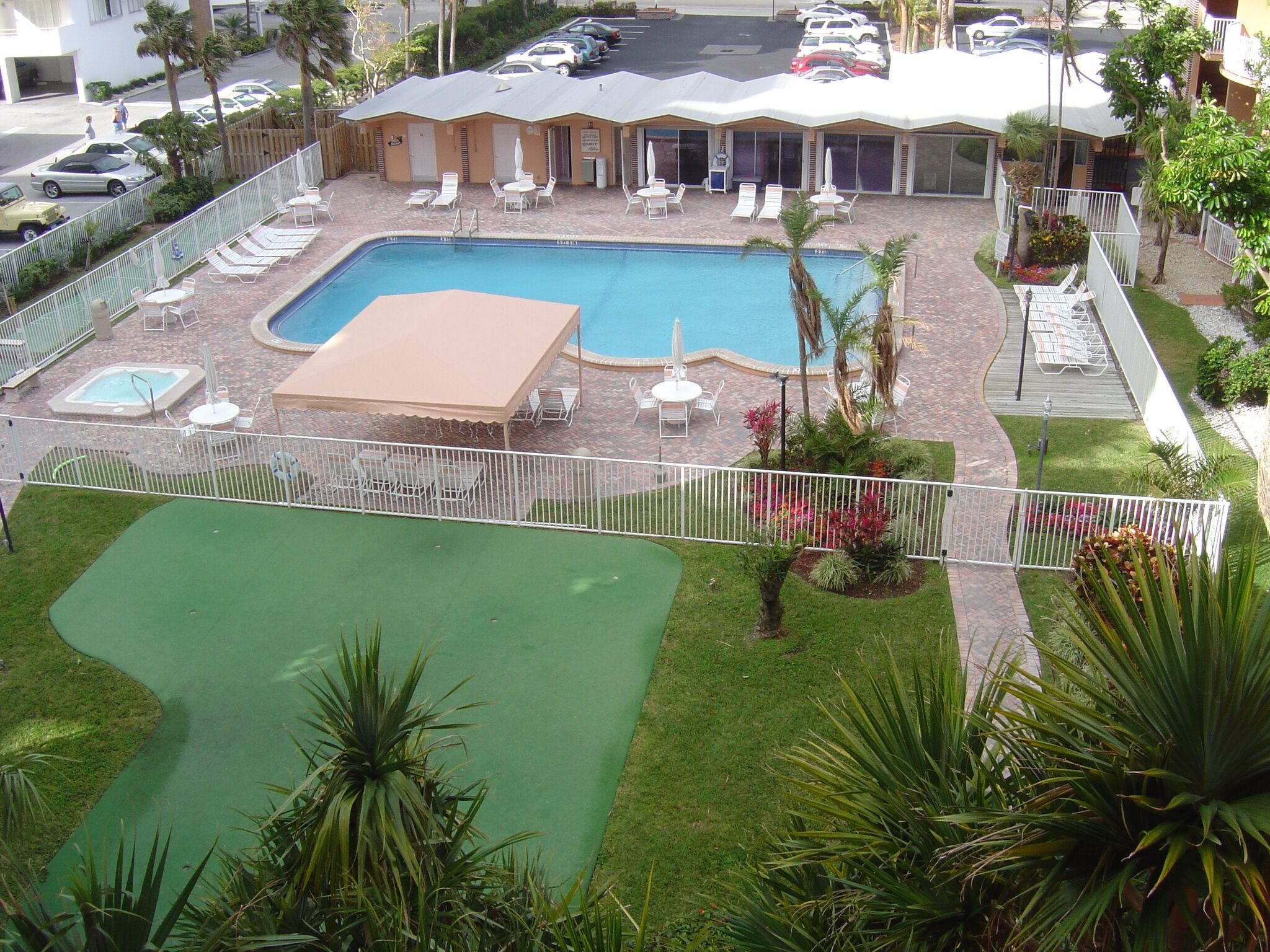 Canada House Beach Club - Pool & Putting Green