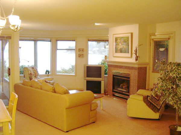 Pacific Shores Resort and Spa - Unit Living Area