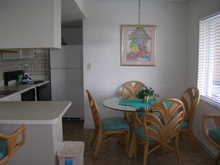Coral Reef Beach Resort - Unit Dining Area
