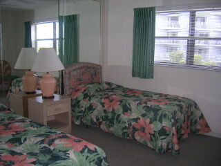 Coral Reef Beach Resort - Unit Bedroom