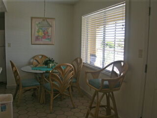 Coral Reef Beach Resort - Unit Dining Area