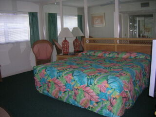 Coral Reef Beach Resort - Unit Bedroom
